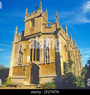 DÉCOUVREZ LA CHAPELLE DANS LE JARDIN BLANC DU CHÂTEAU DE SUDELEY, WINCHCOME, GLOUCESTERSHIRE, ANGLETERRE. JUILLET Banque D'Images