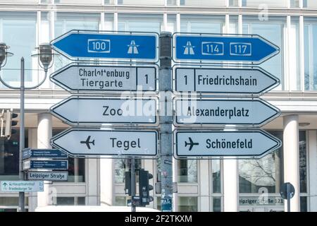 Verkehrsschilder auf an der Leipziger Straße à Berlin Mitte. Schilder für Flughafen Tegel und Flughafen Schönefeld. Banque D'Images