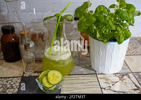 Cocktail de laboratoire de concombre. Cocktails savoureux au laboratoire Banque D'Images