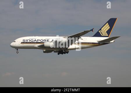 Singapore Airlines Airbus A380 avec inscription 9V-SKB sur la finale de la piste 25L de l'aéroport de Francfort. Banque D'Images