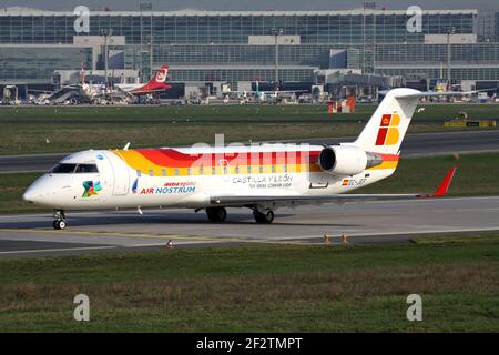 Spanish Air Nostrum Bombardier CRJ200 à Iberia Regional Livery avec enregistrement EC-JEF sur le taxi à l'aéroport de Francfort. Banque D'Images