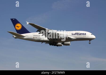 Airbus A380-800 de Lufthansa allemande avec enregistrement D-AIMA en finale courte pour la piste 07R de l'aéroport de Francfort. Banque D'Images