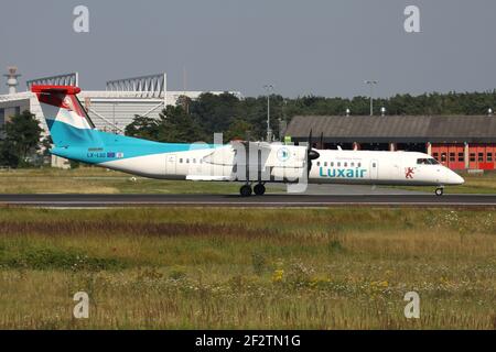 Luxair Bombardier Dash 8 Q400 avec enregistrement LX-LGC sur le décollage de la piste 18 (appelée Startbahn West) de l'aéroport de Francfort. Banque D'Images