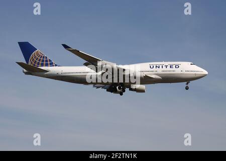 Boeing 747-400 de United Airlines avec enregistrement N117UA en finale pour la piste 07R de l'aéroport de Francfort. Banque D'Images