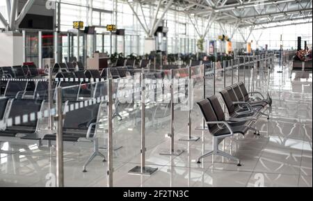 Bratislava, Slovaquie - 17 septembre 2019 : chaises vides dans le hall des départs de l'aéroport Rastislav Stefanik de Milan. C'est l'aéroport slovaque principal qui dessert appro Banque D'Images