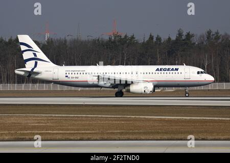 Greek Egean Airlines Airbus A 320-200 avec enregistrement SX-DGI vient d'atterrir sur la piste 07L de l'aéroport de Francfort. Banque D'Images