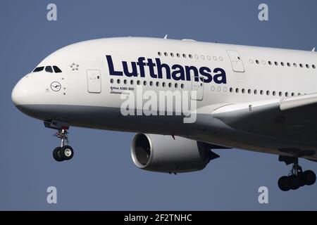 Airbus A380-800 de Lufthansa allemande avec enregistrement D-AIME en finale pour la piste 25L de l'aéroport de Francfort. Banque D'Images