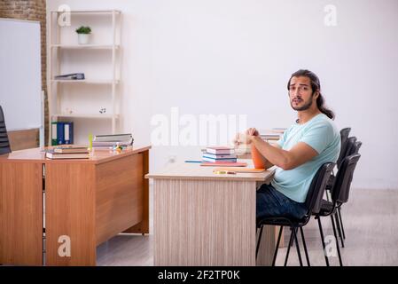 Jeune étudiant en classe pendant une pandémie Banque D'Images