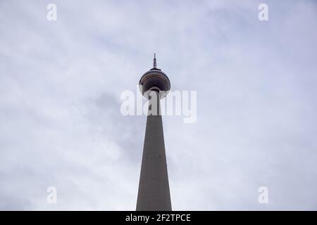 La tour de télévision situé sur la place Alexanderplatz à Berlin, Allemagne Banque D'Images