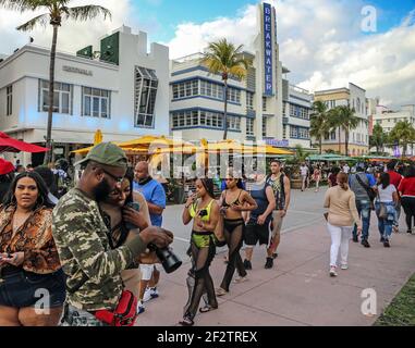 Miami, États-Unis. 11 mars 2021. Malgré la pandémie du coronavirus, les brise-roches reviennent à South Beach et longent Ocean Drive, qui est fermé à la circulation le 12 mars 2021. (Photo d'Al Diaz/Miami Herald/TNS/Sipa USA) crédit: SIPA USA/Alay Live News Banque D'Images