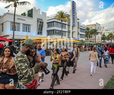 Miami, États-Unis. 11 mars 2021. Malgré la pandémie du coronavirus, les brise-roches reviennent à South Beach et longent Ocean Drive, qui a été fermé à la circulation vendredi. (Photo d'Al Diaz/Miami Herald/TNS/Sipa USA) crédit: SIPA USA/Alay Live News Banque D'Images