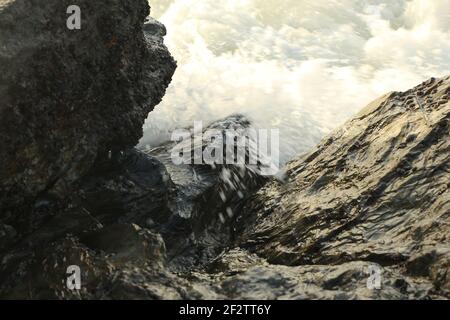 Vagues de l'Atlantique qui balaie la baie de Carlyon en lavant le sable de la plage et se brisant sur les rochers qui suivent de façon spectaculaire une tempête au large du sud Banque D'Images