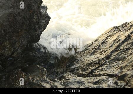 Vagues de l'Atlantique qui balaie la baie de Carlyon en lavant le sable de la plage et se brisant sur les rochers qui suivent de façon spectaculaire une tempête au large du sud Banque D'Images