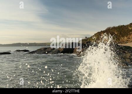 Vagues de l'Atlantique qui balaie la baie de Carlyon en lavant le sable de la plage et se brisant sur les rochers qui suivent de façon spectaculaire une tempête au large du sud Banque D'Images