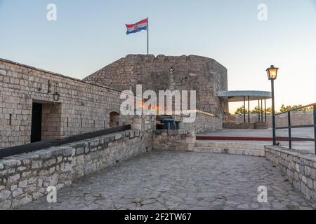 Vue sur le coucher du soleil de la cour de la forteresse espagnole en croate Hvar Banque D'Images