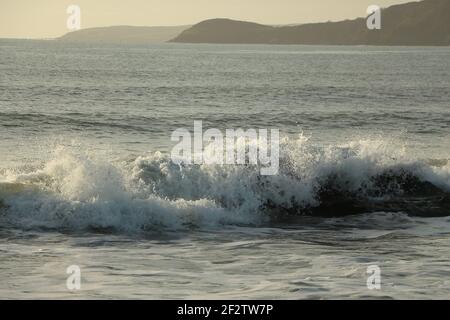 Vagues de l'Atlantique qui balaie la baie de Carlyon en lavant le sable de la plage et se brisant sur les rochers qui suivent de façon spectaculaire une tempête au large du sud Banque D'Images