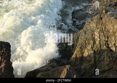 Vagues de l'Atlantique qui balaie la baie de Carlyon en lavant le sable de la plage et se brisant sur les rochers qui suivent de façon spectaculaire une tempête au large du sud Banque D'Images