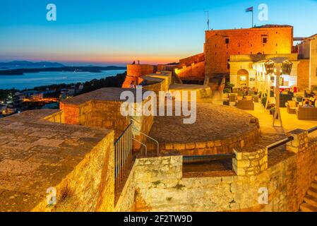 Vue sur le coucher du soleil de la cour de la forteresse espagnole en croate Hvar Banque D'Images