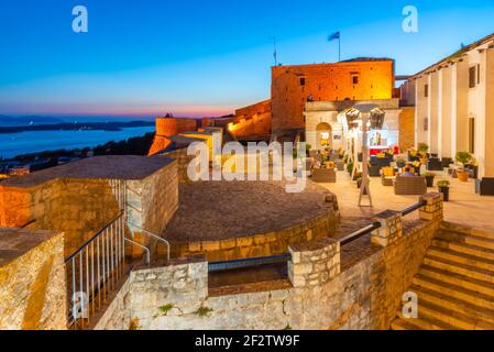 Vue sur le coucher du soleil de la cour de la forteresse espagnole en croate Hvar Banque D'Images