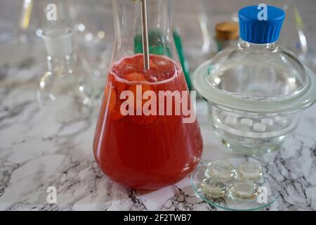 Cocktail de laboratoire 100 mlT SLOH2O en flacon. Délicieux cocktails préparés et servis en laboratoire Banque D'Images