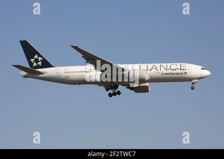 Continental Airlines Boeing 777-200 de Star Alliance avec l'enregistrement N78017 sur la finale de la piste 07R de l'aéroport de Francfort. Banque D'Images