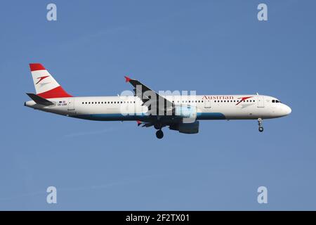 Austrian Airlines Airbus A321-100 avec enregistrement OE-LBB en finale sur la piste 07R de l'aéroport de Francfort. Banque D'Images