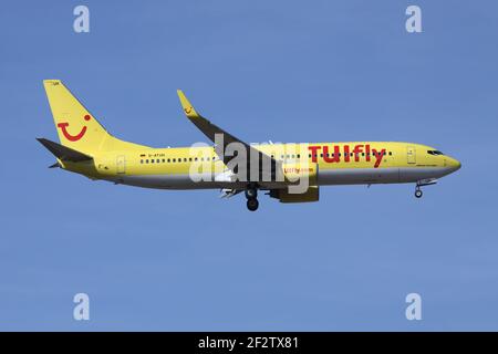 Boeing 737-800 allemand TUIfly avec enregistrement D-ATUH en finale pour la piste 07R de l'aéroport de Francfort. Banque D'Images