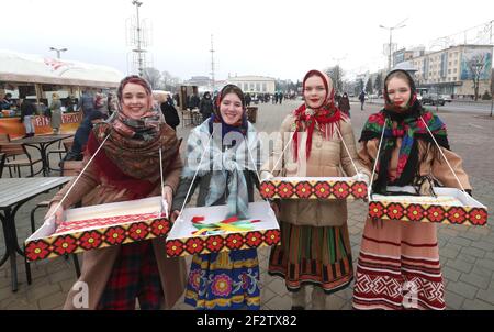 (210313) -- MINSK, 13 mars 2021 (Xinhua) -- les personnes en costumes traditionnels participent aux célébrations du festival Maslenitsa à Minsk, au Bélarus, le 13 mars 2021. Maslenitsa est une fête religieuse pour célébrer le début du printemps. (Photo de Zhinkov Henadz/Xinhua) Banque D'Images