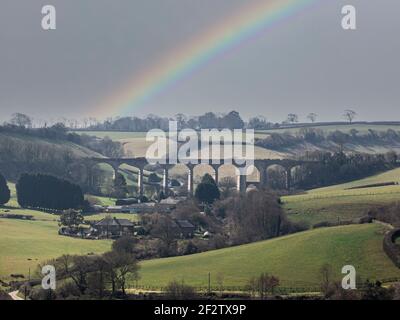 Un arc-en-ciel au-dessus du Viaduc de Cannington sur le chemin de fer léger discuté Axminster & Lyme Regis, près d'Uplyme, Lyme Regis, Royaume-Uni avec un espace de copie Banque D'Images