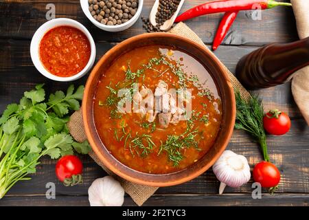 Soupe Kharcho géorgienne traditionnelle avec de la viande et du riz sur fond de bois Banque D'Images