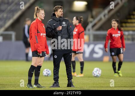 12 mars 2021, Hessen, Francfort-sur-le-main: Virginia Kirchberger (Eintracht Frankfurt, 13) parlant à l'entraîneur Niko Arnautis (Eintracht Frankfurt). Football féminin Bundesliga match entre Eintracht Frankfurt et SV Meppen au Stadion am Brentanobad à Francfort-sur-le-main le 12 mars 2021. Photo: Jürgen Kessler/Kessler-Sportfotografie/dpa Banque D'Images