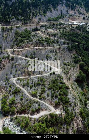 Paysage avec route sinueuse dans les montagnes Tzoumerka à Epirus, Grèce Banque D'Images