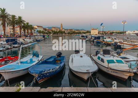 Paysage urbain de Split vu derrière des bateaux d'amarrage, Croatie Banque D'Images