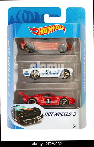 Ukraine, Kiev - octobre 24. 2020: Pack de trois voitures de jouet Hot Wheels. Hot Wheels est une échelle de voitures de jouets moulées par le fabricant américain de jouets Mattel en 1968. Fil Banque D'Images