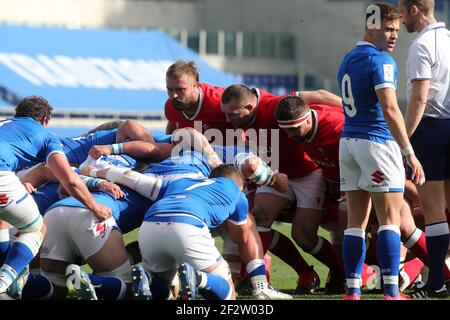 Les joueurs d'Italie et du pays de Galles se sont mêlés au match Guinness des six Nations au Stadio Olimpico, à Rome. Date de la photo: Samedi 13 mars 2021. Banque D'Images