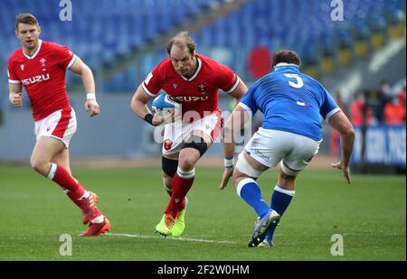 Alun Wyn Jones (à gauche) court au David Sisi (à droite), en Italie, pendant le match Guinness des six Nations au Stadio Olimpico, à Rome. Date de la photo: Samedi 13 mars 2021. Banque D'Images