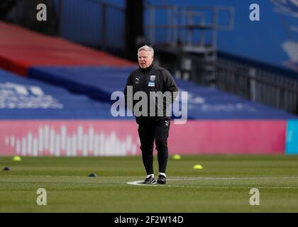 Selhurst Park, Londres, Royaume-Uni. 13 mars 2021. Anglais Premier League football, Crystal Palace versus West Bromwich Albion; West Bromwich Albion Assistant entraîneur Sammy Lee observation des joueurs de West Bromwich Albion échauffement crédit: Action plus Sports/Alamy Live News crédit: Action plus Sports Images/Alamy Live News Banque D'Images