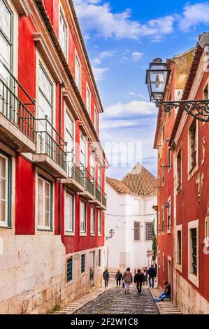 Une rue typique dans le quartier d'Alfama à Lisbonne Portugal Banque D'Images