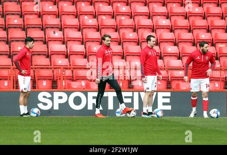 Albie Morgan de Charlton Athletic (à gauche), Andrew Shinnie, Liam Millar et Conor Washington s'échauffent avant le lancement lors du match de la Sky Bet League One à la Valley, Londres. Banque D'Images