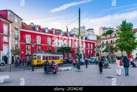 La gare de Largo das Portas do sol et le tramway symbolique Et ses touristes à Lisbonne au Portugal Banque D'Images