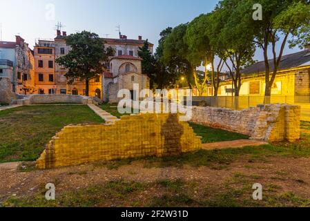 Vue au lever du soleil sur la chapelle Saint Marija Formoza à Pula, Croatie Banque D'Images