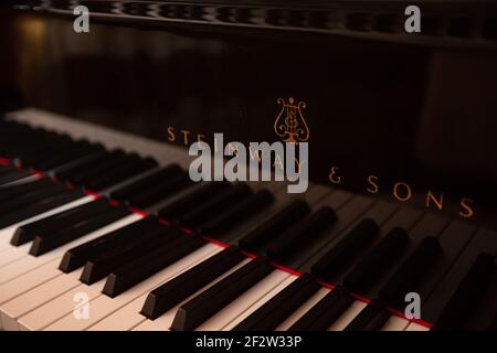 Lviv, Ukraine - 12 juin 2020 : logo Steinway & Sons sur pianoforte noir Banque D'Images