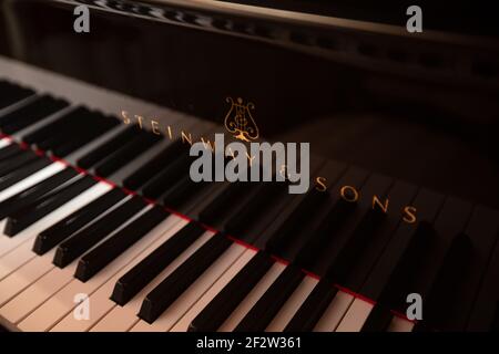 Lviv, Ukraine - 12 juin 2020 : logo Steinway & Sons sur pianoforte noir Banque D'Images