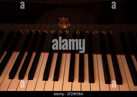 Lviv, Ukraine - 12 juin 2020 : logo Steinway & Sons sur pianoforte noir Banque D'Images