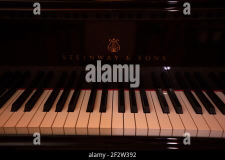 Lviv, Ukraine - 12 juin 2020 : logo Steinway & Sons sur pianoforte noir Banque D'Images