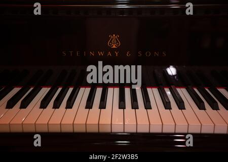 Lviv, Ukraine - 12 juin 2020 : logo Steinway & Sons sur pianoforte noir Banque D'Images