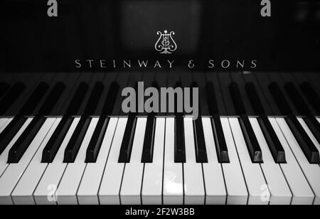 Lviv, Ukraine - 12 juin 2020 : logo Steinway & Sons sur pianoforte noir Banque D'Images