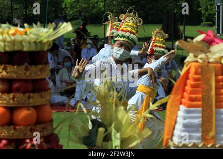 Yogyakarta, Indonésie. 13 mars 2021. Les hindous javanais ont tenu la cérémonie Tawur Agung Kesanga un jour avant la Journée Nyepi ou la Journée silencieuse au temple de Prambanan, Sleman, Yogyakarta, Indonésie, le 13 mars 2021. Nyepi est un balinais 'Day of Silence' qui est commémoré chaque nouvelle année de Saka selon le calendrier balinais quand les dévots hindous ne sont pas autorisés à travailler, voyager ou prendre part à une activité appelée Tapa Brata ou l'auto-réflexion et la méditation. (Photo par Devi Rahman/INA photo Agency/Sipa USA) crédit: SIPA USA/Alay Live News Banque D'Images