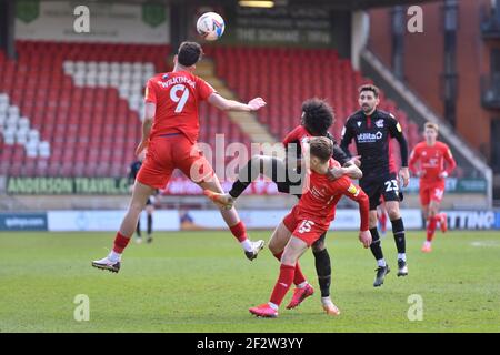 LONDRES, ROYAUME-UNI. 13 MARS : Junior Brown of Scunthorpe bataille pour possession avec Dan Kemp(15) et Conor Wilkinson(9) de Leyton pendant le match Sky Bet League 2 entre Leyton Orient et Scunthorpe Unis au Matchroom Stadium, Londres, le samedi 13 mars 2021. (Credit: Ivan Yordanov | MI News) Credit: MI News & Sport /Alay Live News Banque D'Images