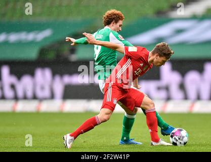 Brême, Allemagne. 13 mars 2021. Football: Bundesliga, Werder Bremen - Bayern Munich, Matchday 25 à wohninvest Weserstadion. Joshua Kimmich, milieu de terrain de Munich, et Joshua Sargent, attaquant de Brême (l) en action. Crédit : Martin Meissner/AP-Pool/dpa/Alay Live News Banque D'Images